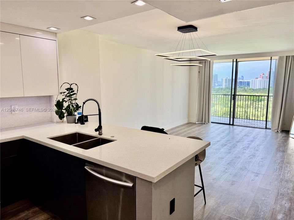 En Venta: $298,000 (1 camas, 1 baños, 913 Pies cuadrados)