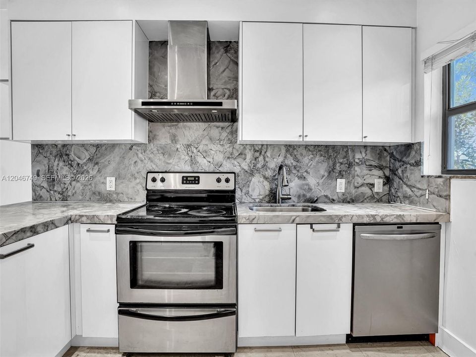 出租: $3,300 (2 贝兹, 2 浴室, 925 平方英尺)