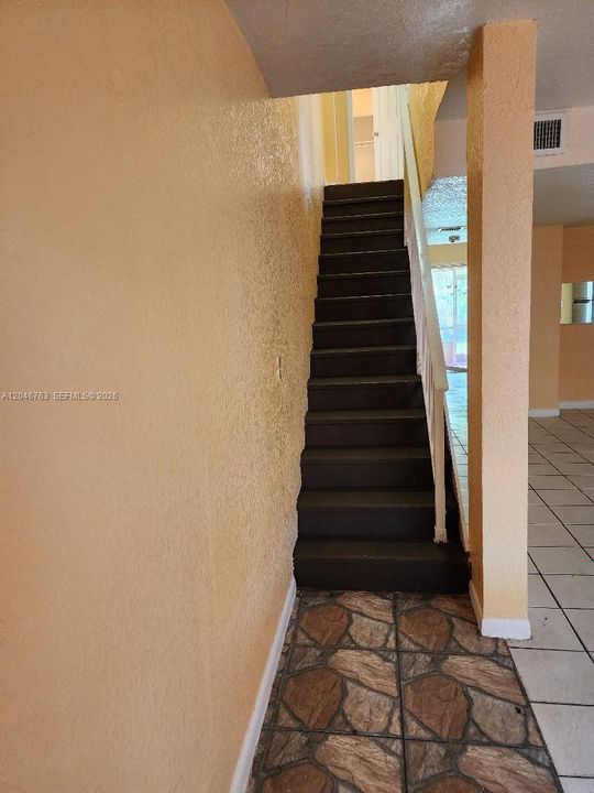For Rent: $2,000 (3 beds, 2 baths, 1237 Square Feet)