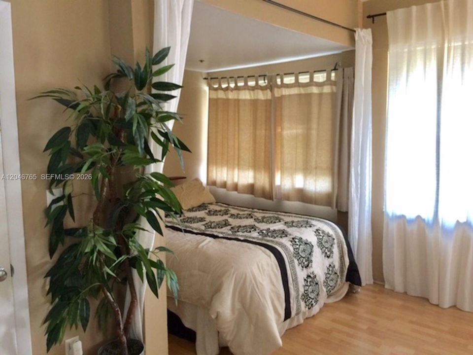 For Sale: $235,000 (0 beds, 1 baths, 470 Square Feet)