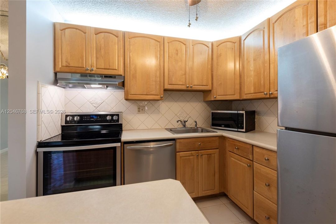 For Sale: $130,000 (2 beds, 2 baths, 827 Square Feet)