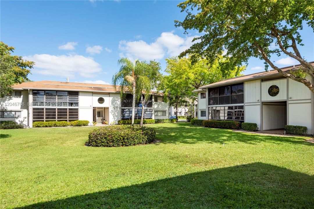 For Sale: $130,000 (2 beds, 2 baths, 827 Square Feet)