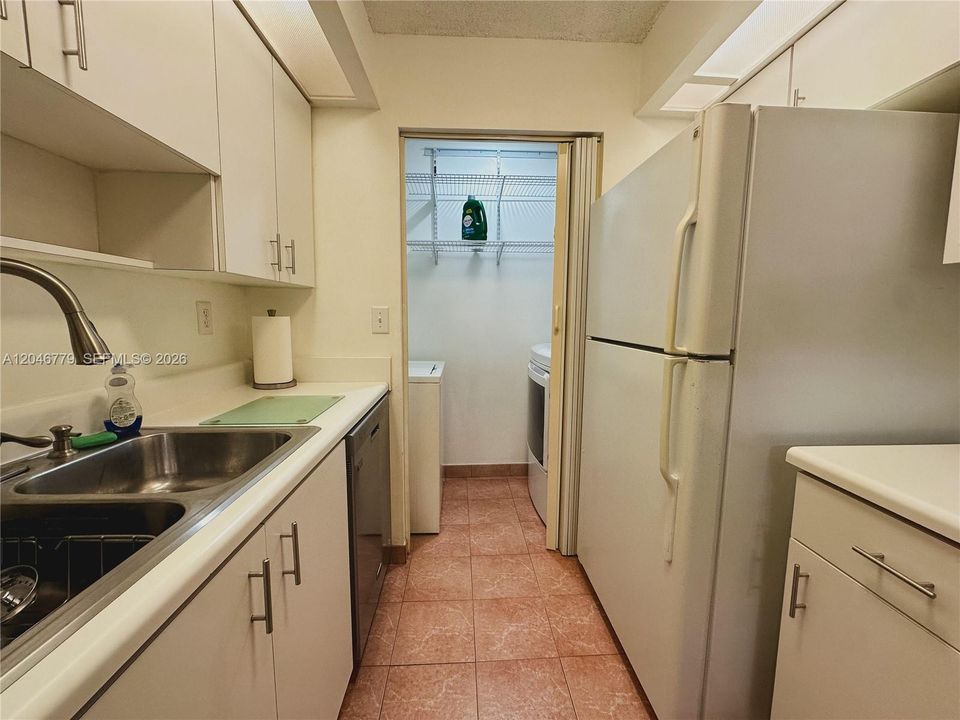 В аренду: $2,100 (2 спален, 2 ванн, 907 Квадратных фут)