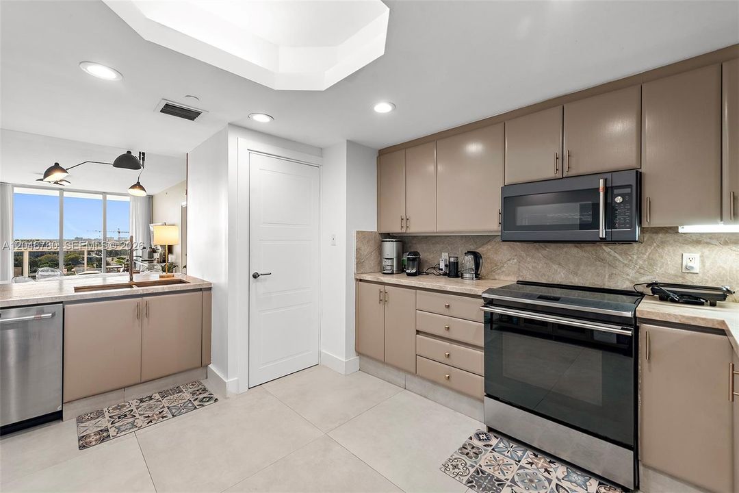 For Sale: $895,000 (2 beds, 2 baths, 1260 Square Feet)