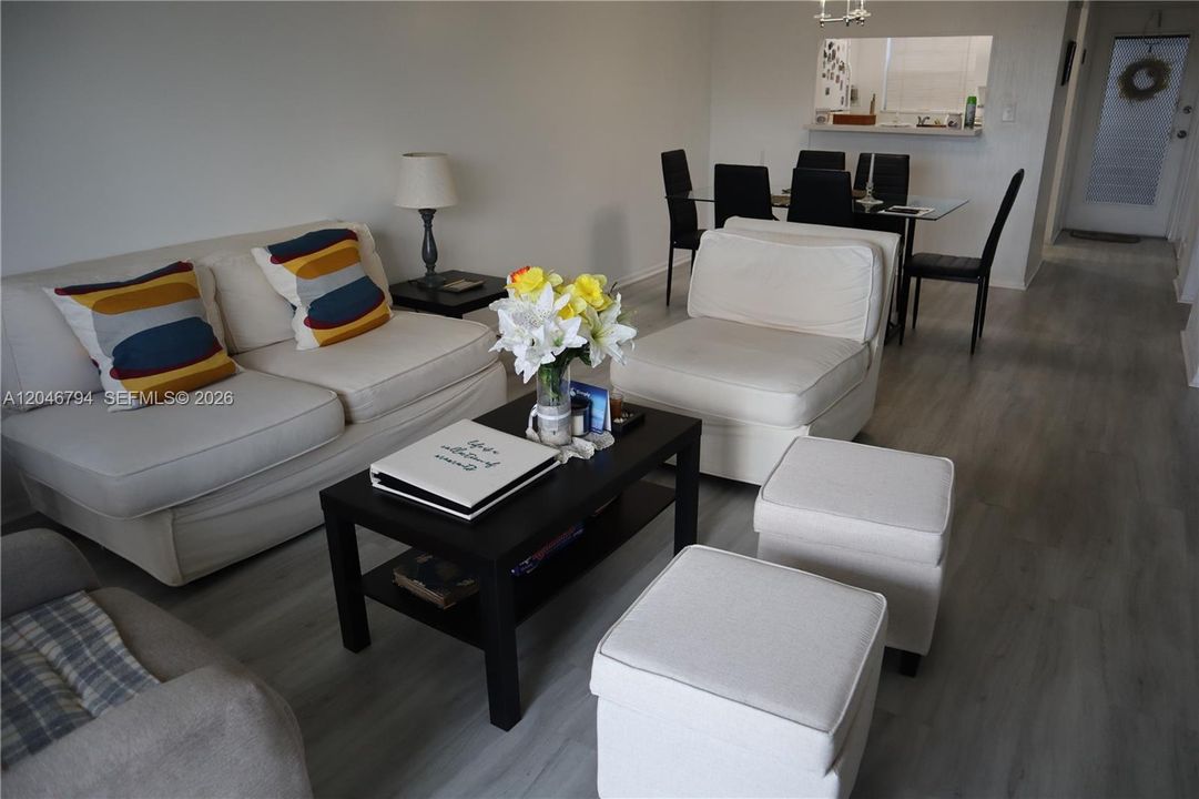 В аренду: $1,800 (2 спален, 2 ванн, 868 Квадратных фут)