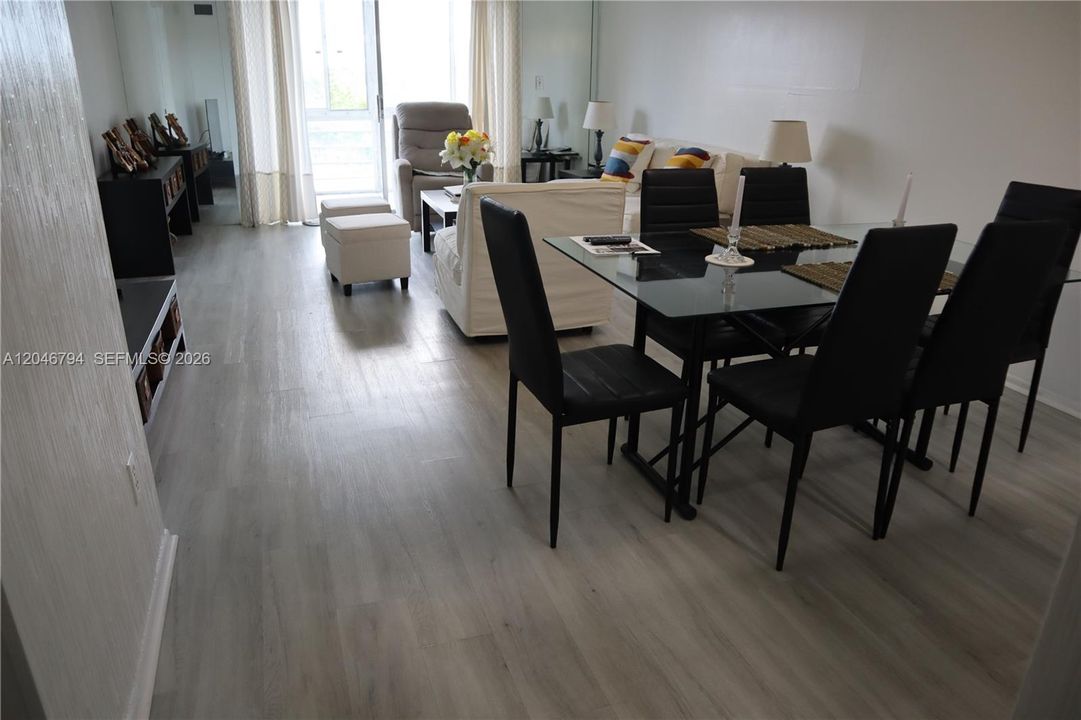 В аренду: $1,800 (2 спален, 2 ванн, 868 Квадратных фут)