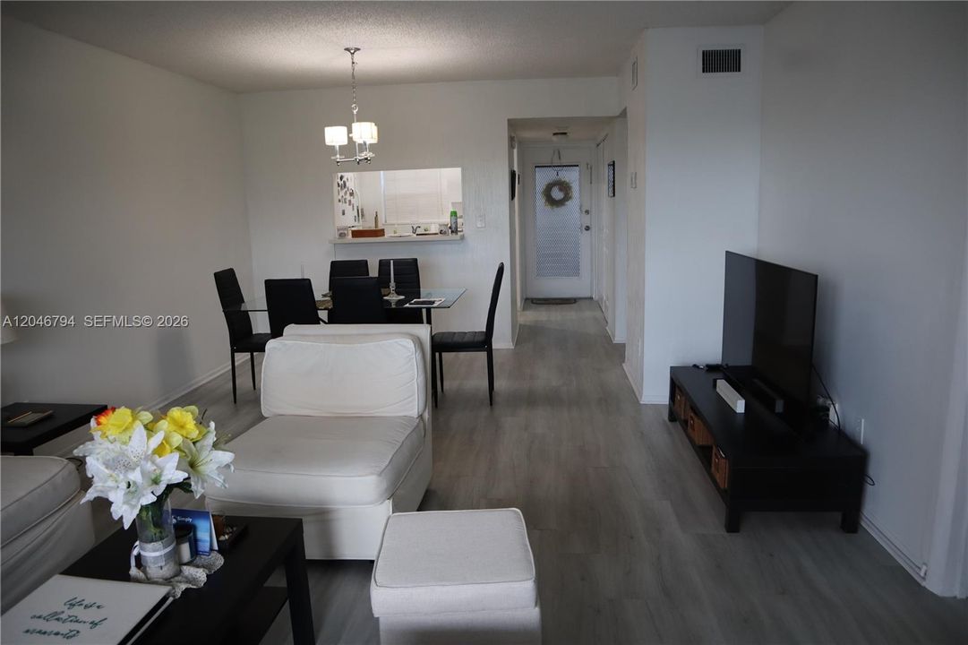 В аренду: $1,800 (2 спален, 2 ванн, 868 Квадратных фут)