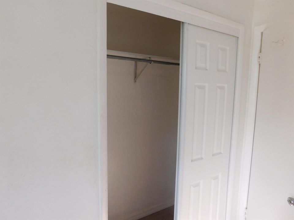 435 NW 40th AVE FORT LAUD. - ROOM1 CLOSE