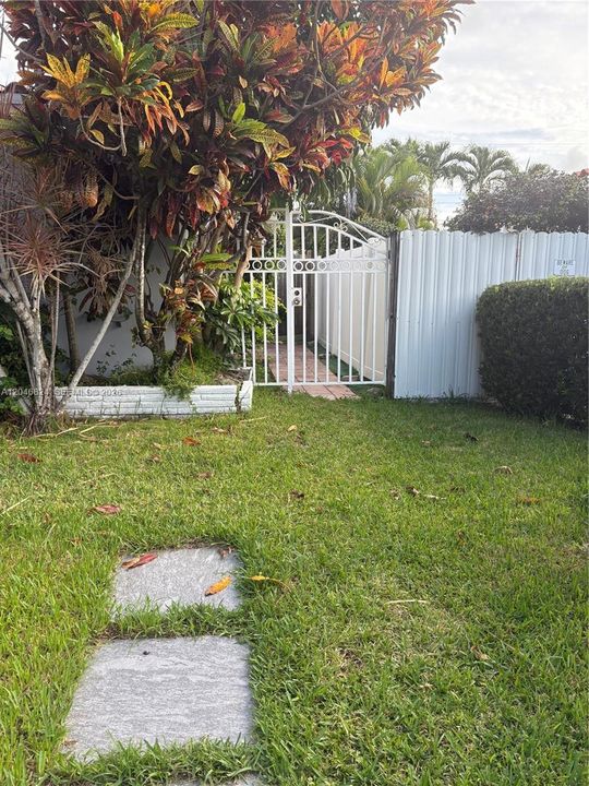 For Rent: $1,500 (1 beds, 1 baths, 300 Square Feet)