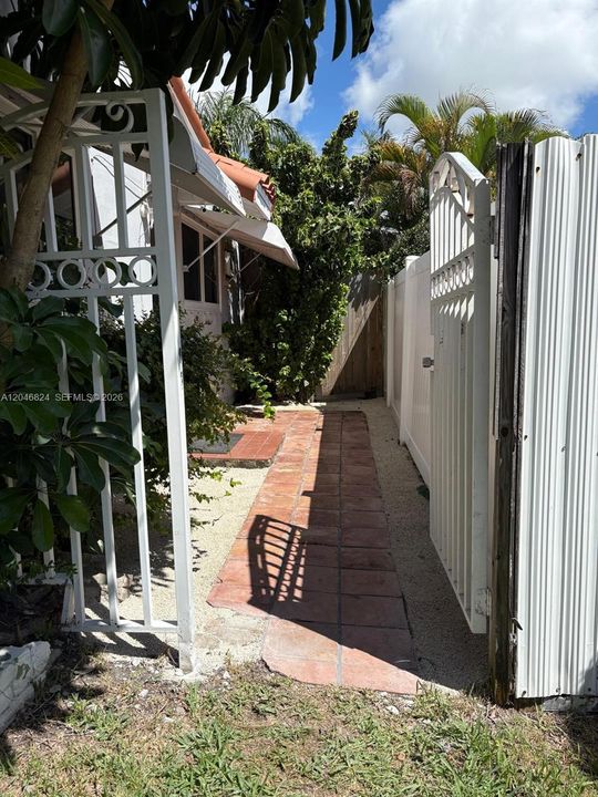 For Rent: $1,500 (1 beds, 1 baths, 300 Square Feet)