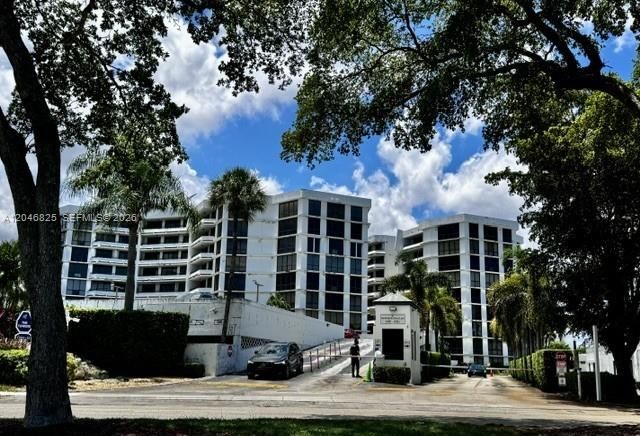 For Rent: $2,400 (2 beds, 2 baths, 1296 Square Feet)
