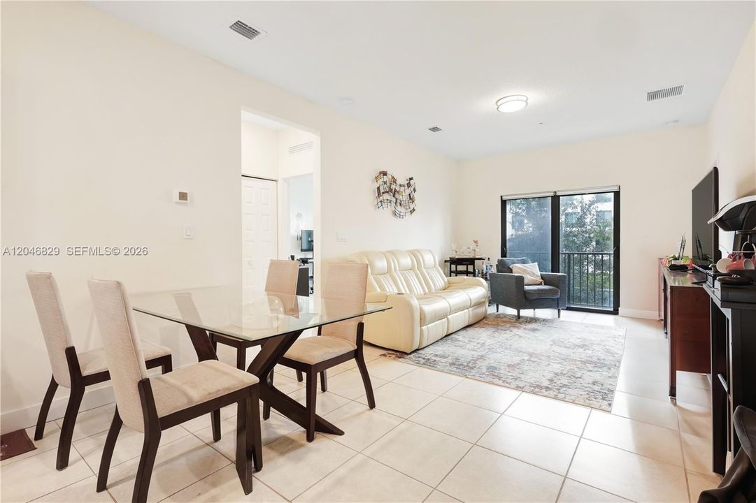 For Sale: $560,000 (3 beds, 2 baths, 1129 Square Feet)