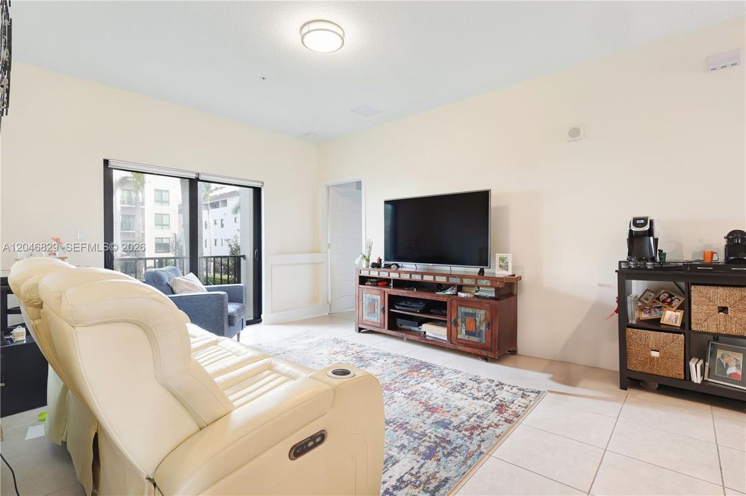 For Sale: $560,000 (3 beds, 2 baths, 1129 Square Feet)