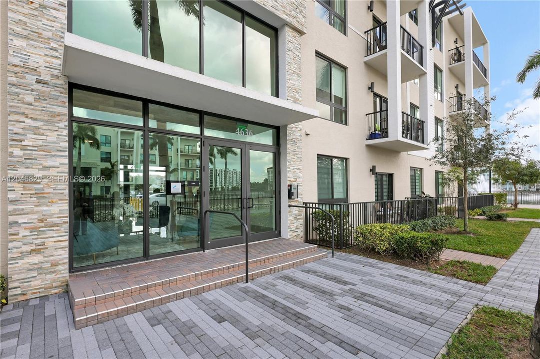 For Sale: $560,000 (3 beds, 2 baths, 1129 Square Feet)