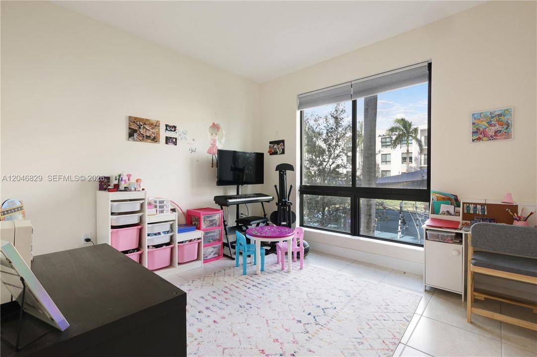 For Sale: $560,000 (3 beds, 2 baths, 1129 Square Feet)