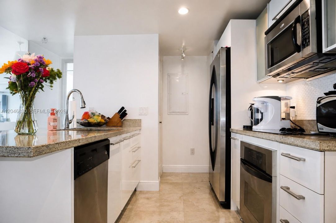 В аренду: $3,700 (2 спален, 2 ванн, 1179 Квадратных фут)