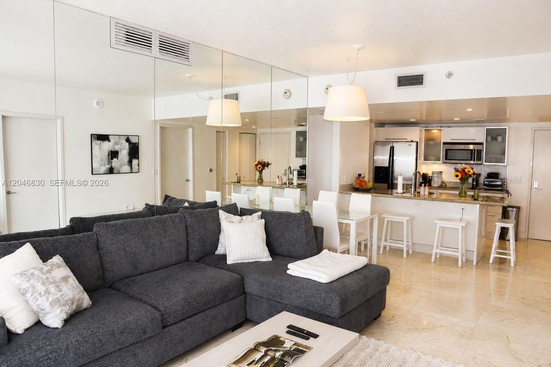 В аренду: $3,700 (2 спален, 2 ванн, 1179 Квадратных фут)