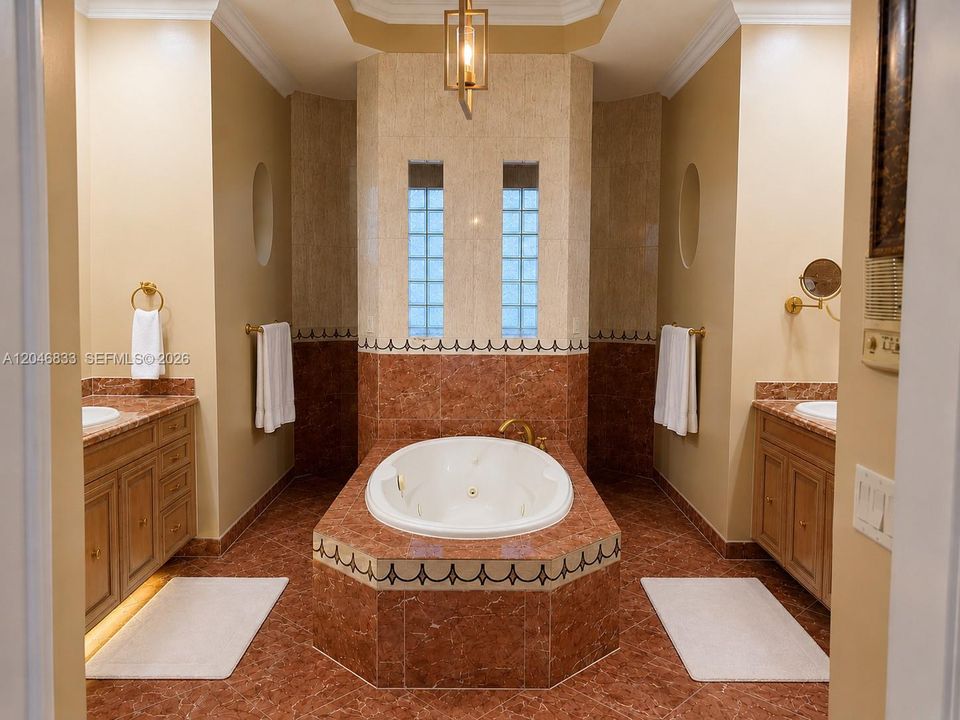 En Venta: $1,975,000 (5 camas, 4 baños, 4361 Pies cuadrados)