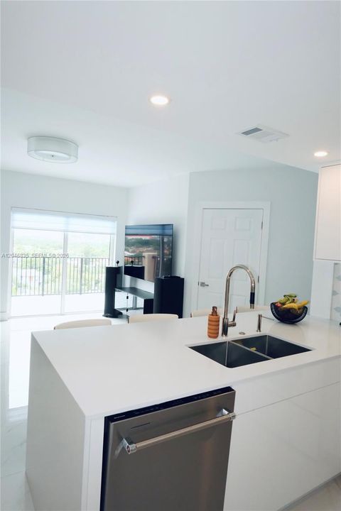 For Rent: $3,500 (2 beds, 2 baths, 899 Square Feet)