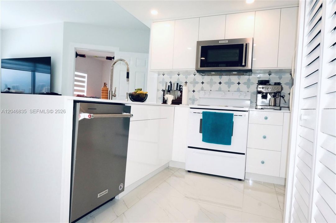 For Rent: $3,500 (2 beds, 2 baths, 899 Square Feet)