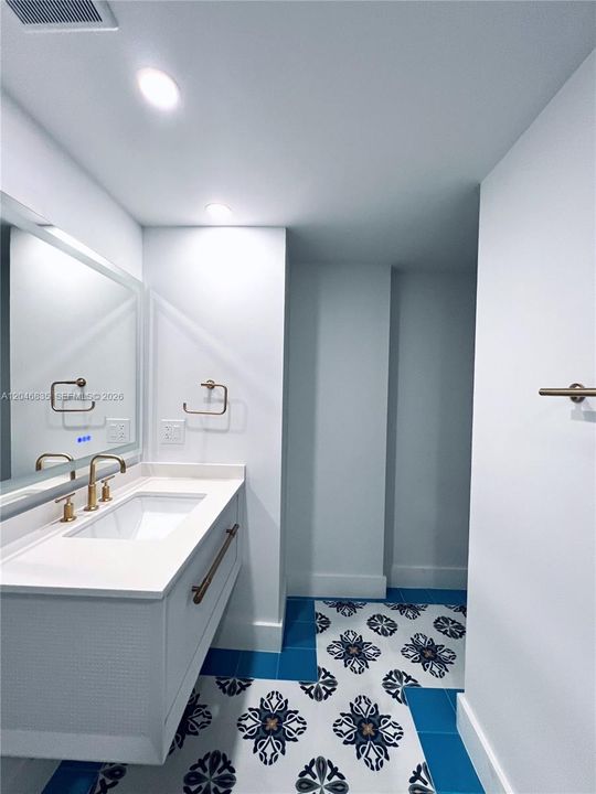 For Rent: $3,500 (2 beds, 2 baths, 899 Square Feet)