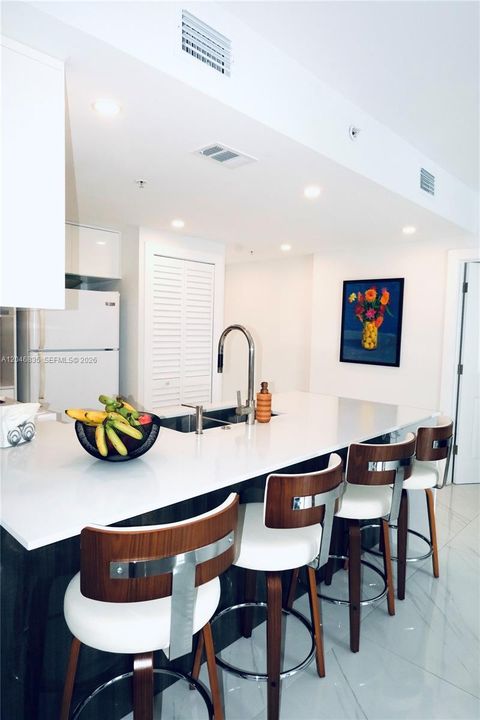 For Rent: $3,500 (2 beds, 2 baths, 899 Square Feet)