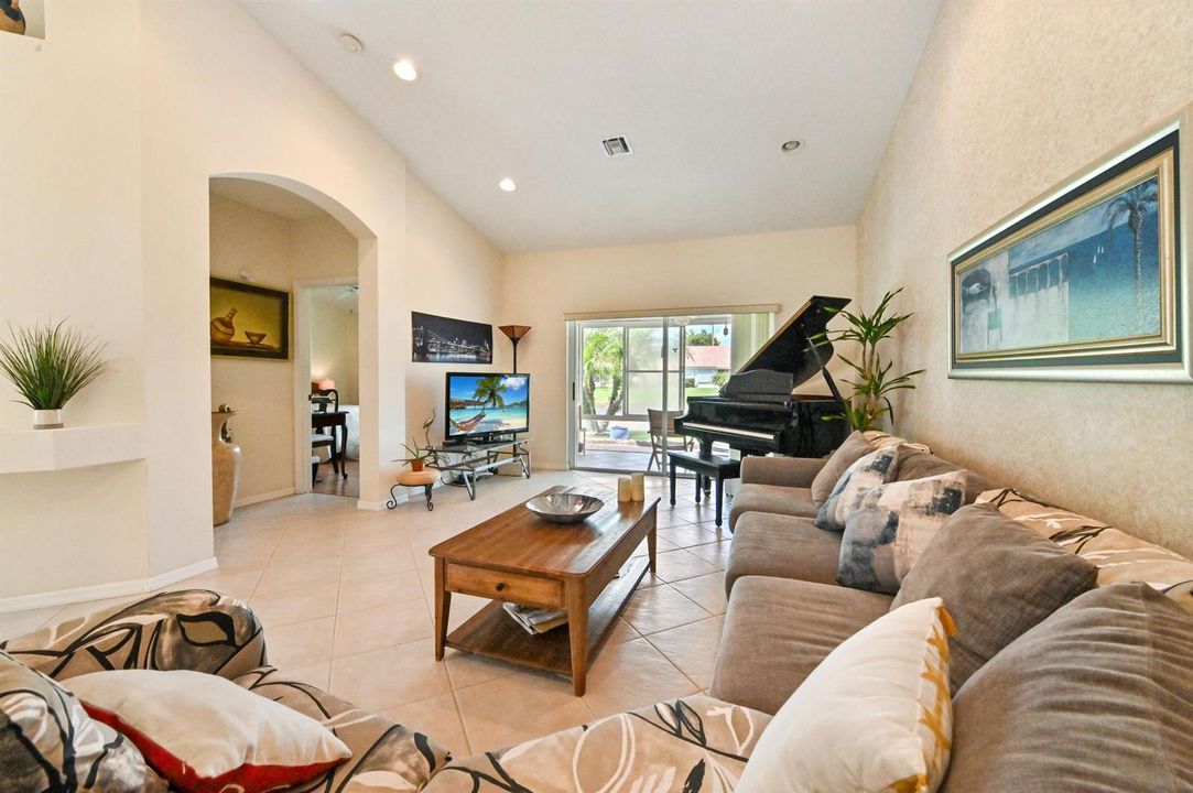 20 Living Room 04
