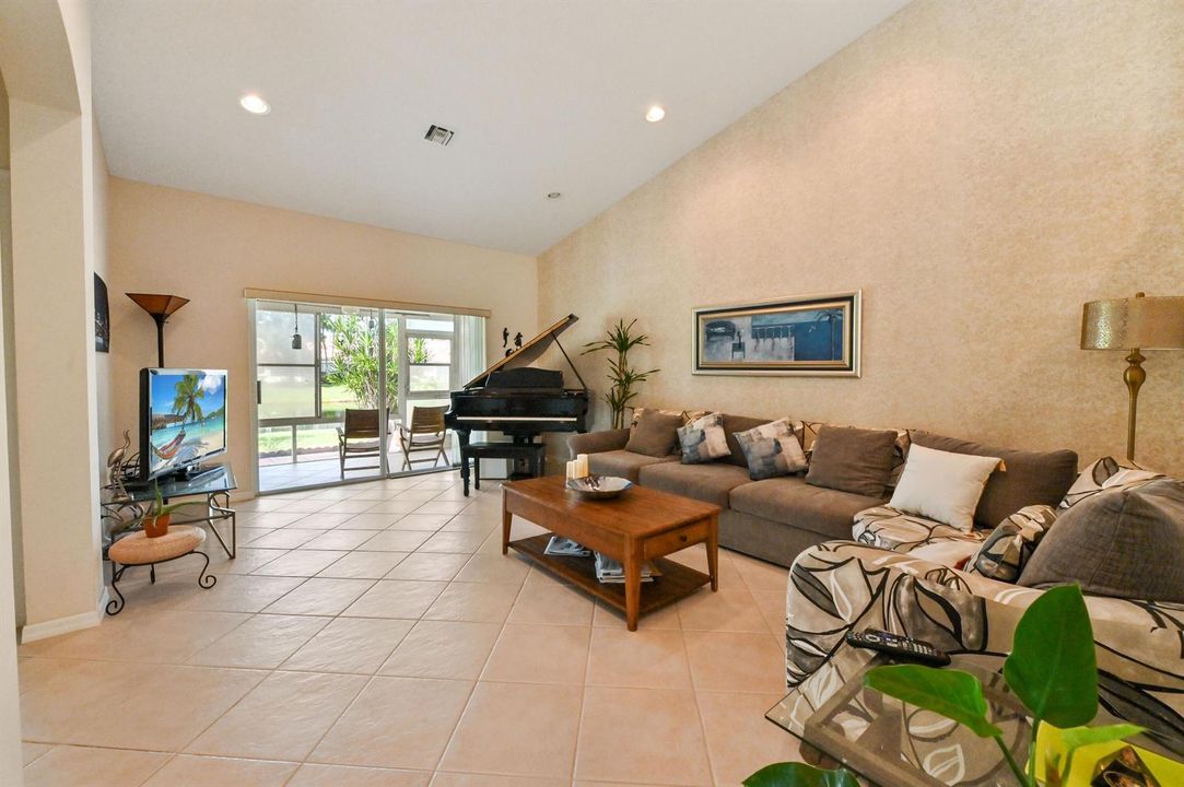 17 Living Room 01