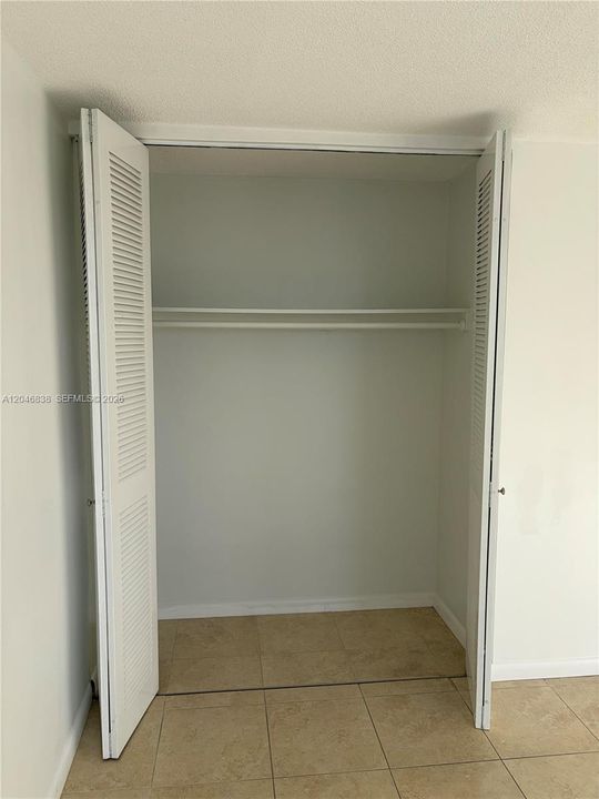 2nd Bedroon (closet)
