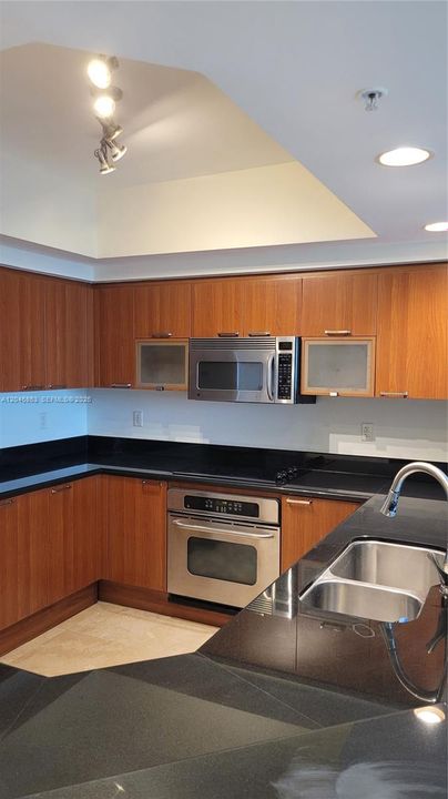 В аренду: $3,300 (2 спален, 2 ванн, 1603 Квадратных фут)