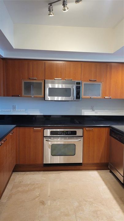 В аренду: $3,300 (2 спален, 2 ванн, 1603 Квадратных фут)