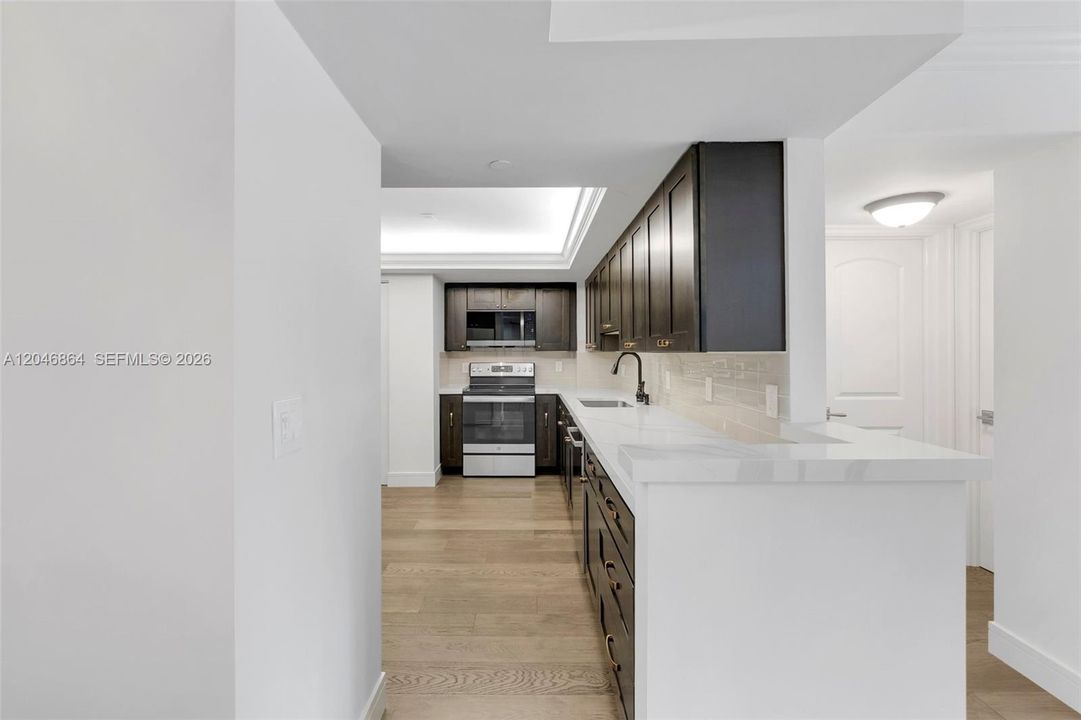 Под контрактом: $425,000 (2 спален, 2 ванн, 1330 Квадратных фут)