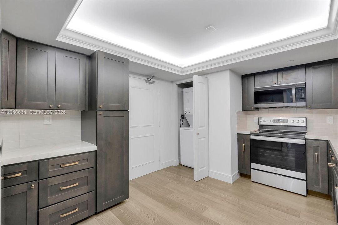 Под контрактом: $425,000 (2 спален, 2 ванн, 1330 Квадратных фут)