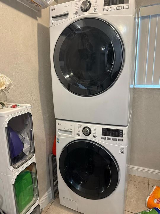 For Rent: $1,800 (1 beds, 1 baths, 1318 Square Feet)