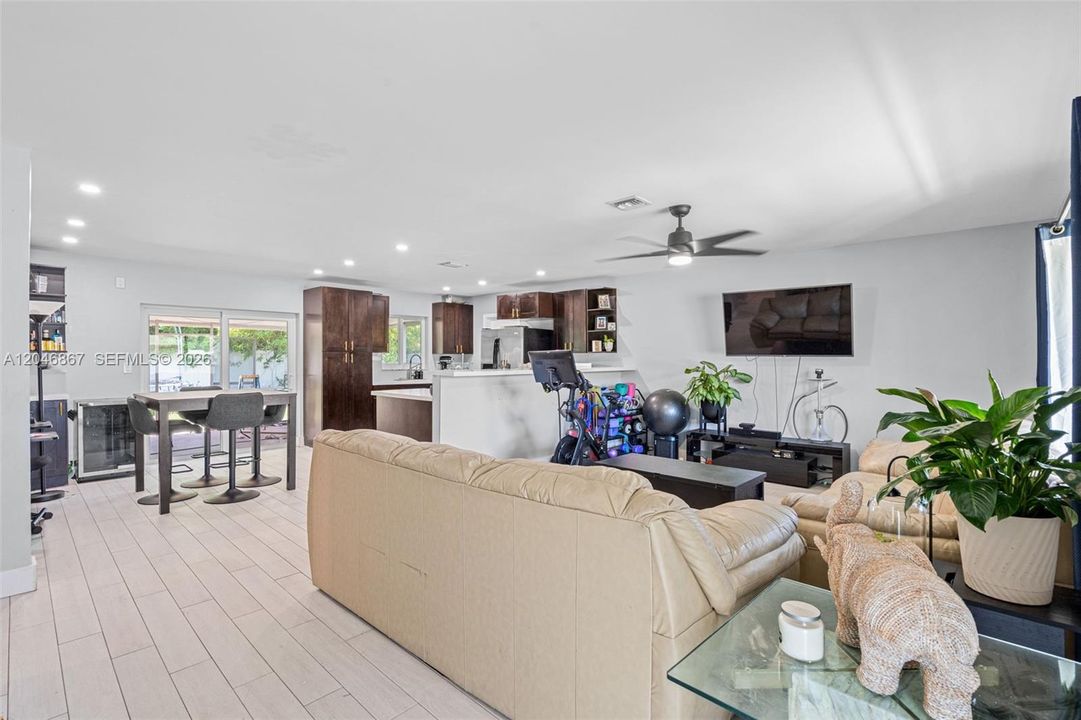 En Venta: $575,000 (3 camas, 2 baños, 1296 Pies cuadrados)
