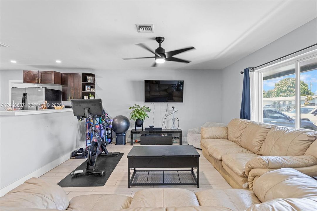 En Venta: $575,000 (3 camas, 2 baños, 1296 Pies cuadrados)