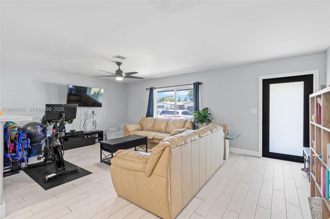 En Venta: $575,000 (3 camas, 2 baños, 1296 Pies cuadrados)
