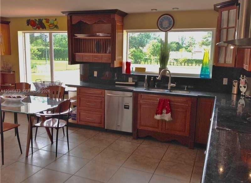 For Sale: $1,197,000 (4 beds, 2 baths, 2895 Square Feet)