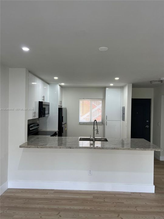 For Rent: $2,000 (1 beds, 1 baths, 712 Square Feet)