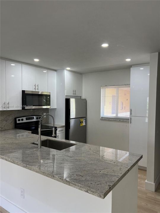 For Rent: $2,000 (1 beds, 1 baths, 712 Square Feet)