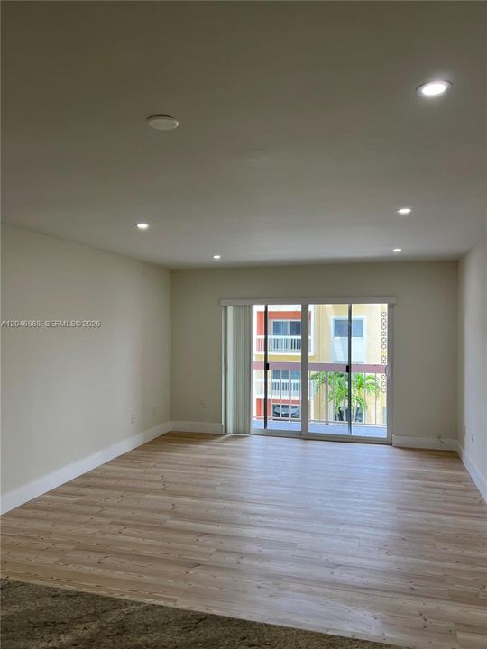 For Rent: $2,000 (1 beds, 1 baths, 712 Square Feet)