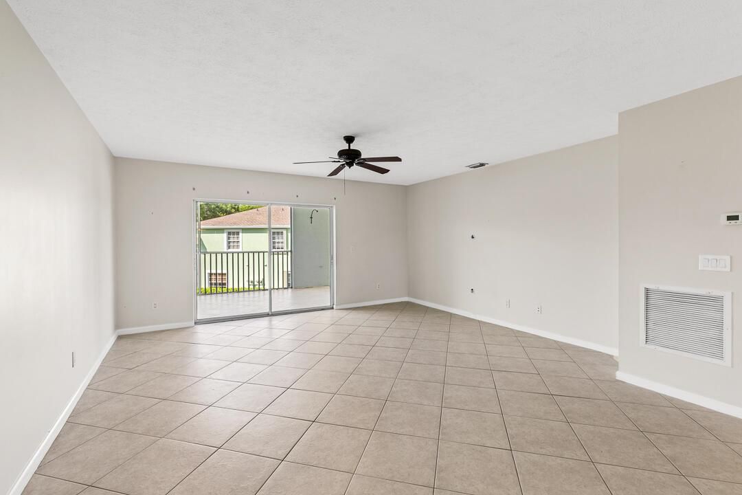 2127 SE Wild Meadow Circle-16