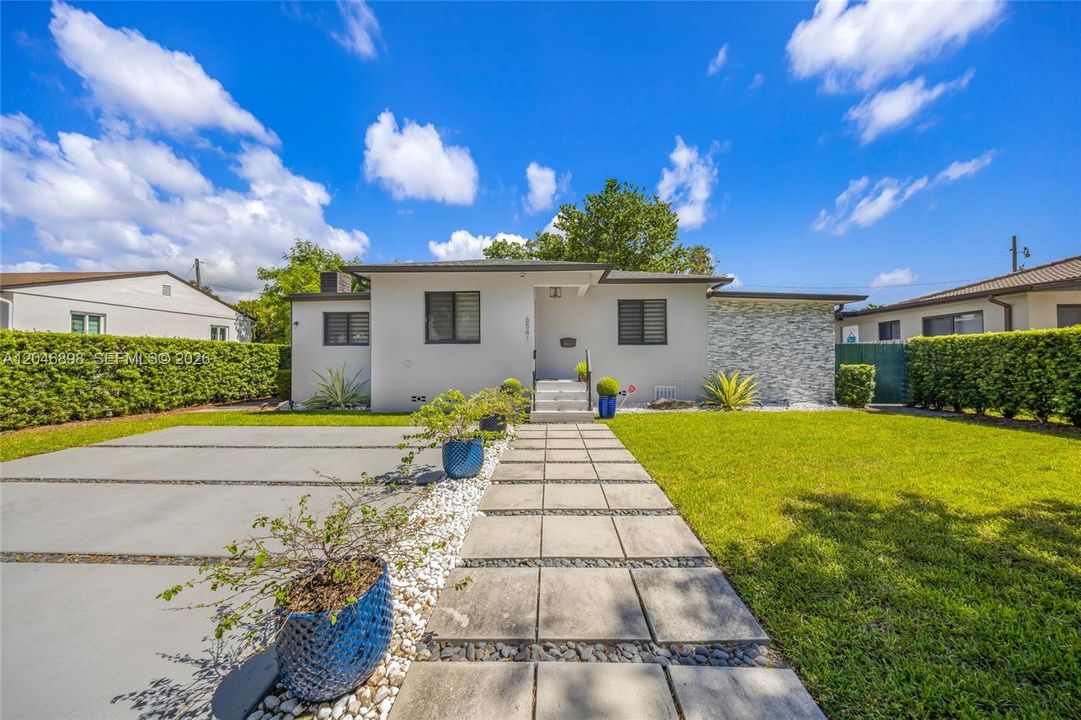 For Sale: $815,000 (2 beds, 2 baths, 1645 Square Feet)