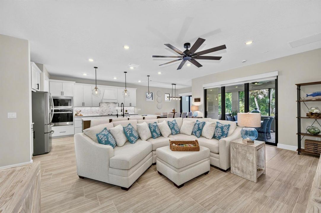 3862 200 LivRm Kitchen