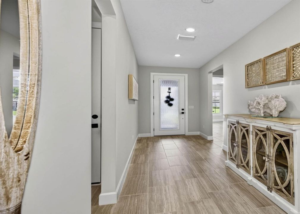 3862 499 Entry Foyer