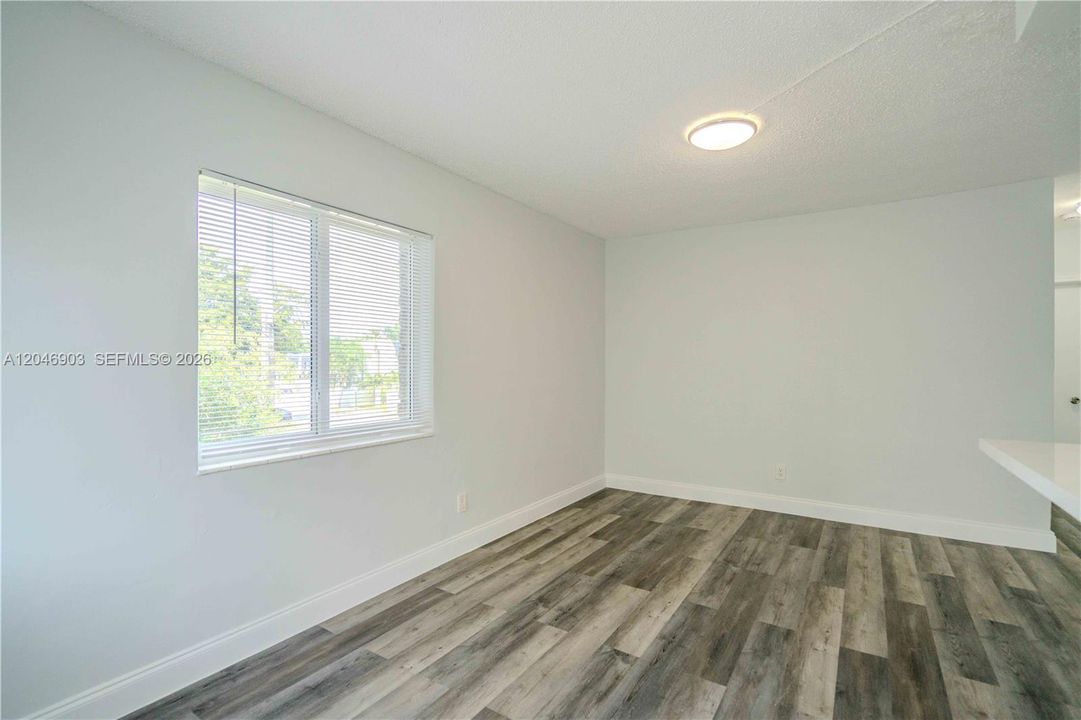 For Rent: $1,650 (1 beds, 1 baths, 725 Square Feet)