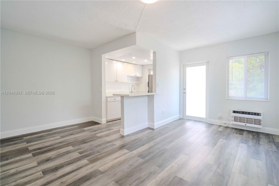 For Rent: $1,650 (1 beds, 1 baths, 725 Square Feet)