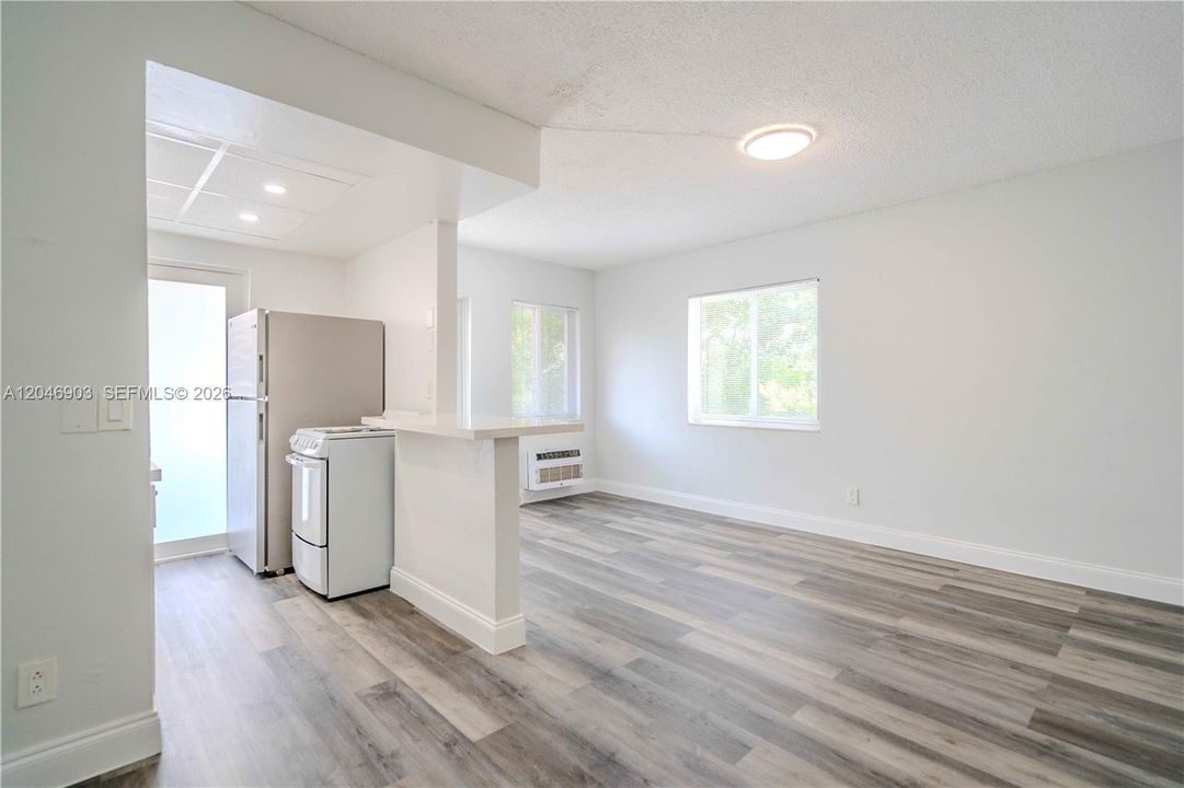 For Rent: $1,650 (1 beds, 1 baths, 725 Square Feet)