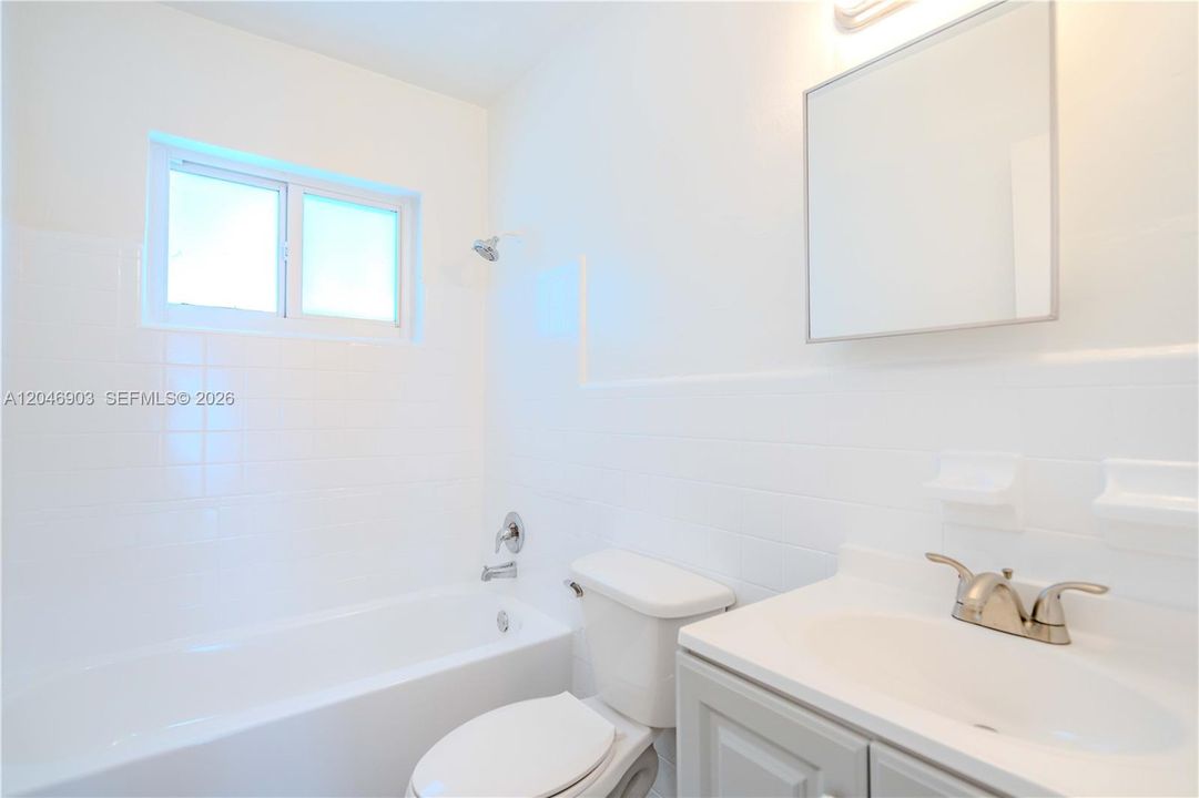 For Rent: $1,650 (1 beds, 1 baths, 725 Square Feet)