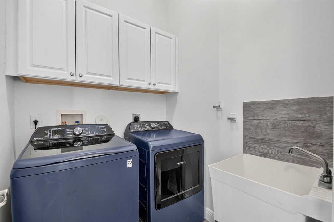 Landry room with sink